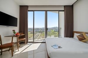 a hotel room with a bed and a balcony at Moskva Motel & Apartment Danang in Da Nang +19 photos