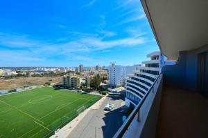 ポルティマンにあるRuby Red & Atlantic Blue Apartments in Oceano Atlanticoのバルコニーからサッカー場の景色を望めます。
