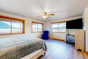 1 dormitorio con 1 cama y ventilador de techo en 6555 N Chambers Dr, en Flagstaff