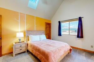 Schlafzimmer mit einem Bett und einem Fenster in der Unterkunft 6555 N Chambers Dr in Flagstaff