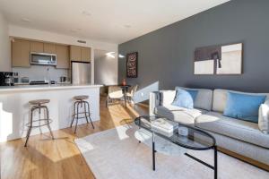 Ruang duduk di Oakland 2br w rooftop wd nr bart dining SFO-1494