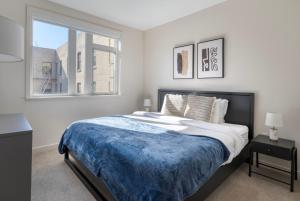 Un dormitorio con una cama grande y una ventana en Oakland 2br w rooftop wd nr bart dining SFO-1494 en Oakland