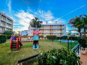 un parque infantil frente a un edificio de apartamentos en Mirando al Mar tu Hogar de Playa - Ideal para familias - Parking Incluido, en Torrox Costa