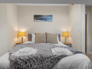 1 dormitorio con 1 cama grande y 2 lámparas en Pass the Keys Stylish 2 Bed Ulverston Town Centre, en Ulverston