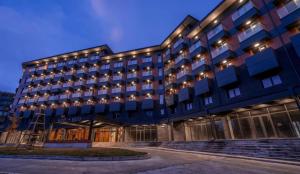 um prédio com luzes na lateral em Luxury Apartments With Mountain View in Neo New Gudauri em Gudauri