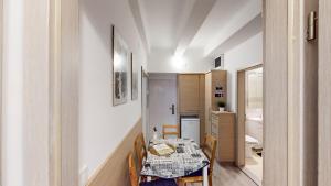 Un pequeño comedor con una mesa y una cocina. en Chaplin Apartment - Free Garage Parking, en Liubliana 8 fotos más
