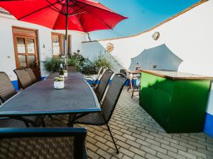 Patio alebo iná vonkajšia časť ubytovania Levandulová chalupa