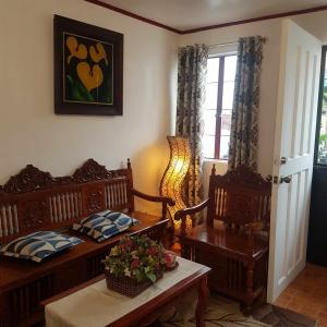 salon z 2 łóżkami, stołem i krzesłami w obiekcie 2-storey house san pedro laguna belinda condotel 3 w mieście San Pedro