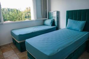 1 dormitorio con 2 camas y ventana en Villa luxueuse au centre du golf en Bouznika