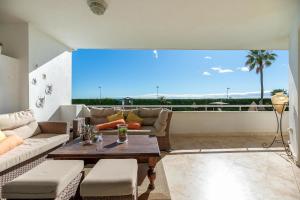 uma sala de estar com um sofá e uma mesa em HomeForGuest beach apartment in Puerto Banus Marbella em Marbella