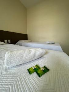 En eller flere senge i et værelse på SD Plaza Hotel