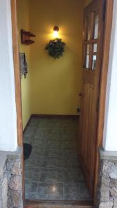 un corridoio con una porta e una luce su un muro di La Colella a San Martín de los Andes