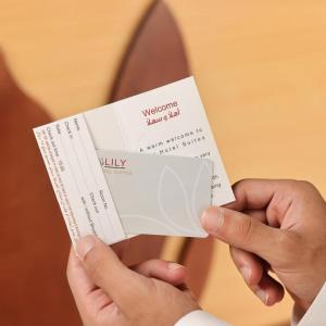 eine Person, die ein Stück Papier mit einem Ticket hält in der Unterkunft Grand Lily Hotel Suites in Al Hofuf