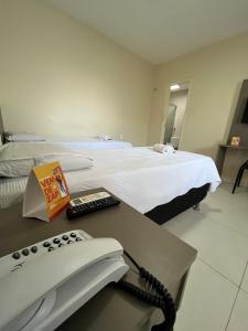 Uma cama ou camas num quarto em SD Plaza Hotel