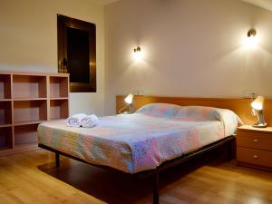 ein Schlafzimmer mit einem Bett mit zwei Handtüchern darauf in der Unterkunft Apartamentos Pantebre 3000 in Pas de la Casa