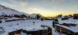 une station de ski avec des toits et des bâtiments couverts de neige dans l'établissement BILLY - AVORIAZ Les INTRETS 2 - 5pers. - 2 chambres - 30 m2 -1 SDB, à Morzine