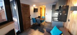 une petite chambre avec une table, des chaises et une fenêtre dans l'établissement BILLY - AVORIAZ Les INTRETS 2 - 5pers. - 2 chambres - 30 m2 -1 SDB, à Morzine