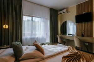 ガラツィにあるResidence Riversideのベッドと窓が備わるホテルルーム