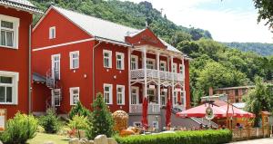 ein großes rotes Gebäude mit weißer Ausstattung in der Unterkunft Hotelpark Bodetal "große Ferienwohnung" in Thale