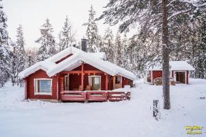 uma cabana com neve no telhado em Hukka, 4+3 hlö, Levi em Levi
