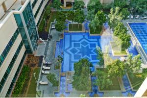 Výhled na bazén z ubytování Cute 1 BR - Walk to Opera, Mall & Burj Khalifa nebo okolí