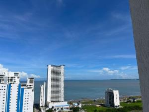 vistas a una ciudad con edificios y al océano en Melody s private apartment, en Cartagena de Indias