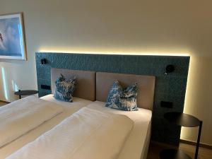 A bed or beds in a room at Hafnerhotel - Das Kachelofen-Wohlfühlhotel