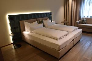 A bed or beds in a room at Hafnerhotel - Das Kachelofen-Wohlfühlhotel