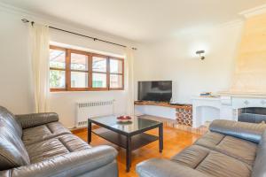 Una sala de estar con un sofá y una mesa de café. en Villa Poley, en Pollensa
