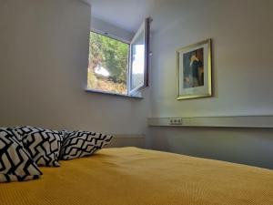 Schlafzimmer mit einem Bett und einem Fenster in der Unterkunft Ferienwohnung Waldblick in Heiligenzell