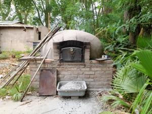 an outdoor brick oven with a sink in a yard at CASA DE CAMPO LA MAGNOLIA in Junín