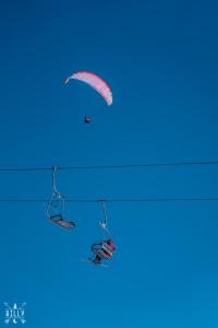 uma pessoa a lançar um papagaio no céu em Luxury Apartments With Mountain View in Neo New Gudauri em Gudauri mais 16 fotografias