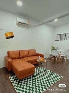 sala de estar con sofá marrón y mesa en Penang Heritage Home en George Town