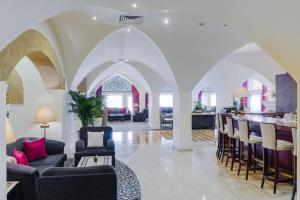 Гостиная зона в The Arkin Colony Hotel
