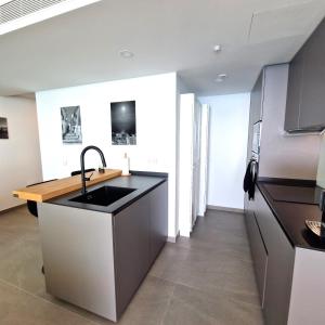 a kitchen with a sink and a counter top at Dúplex con vistas impresionantes in Fuengirola