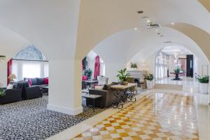 Гостиная зона в The Arkin Colony Hotel