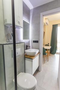 een badkamer met een toilet en een wastafel bij Luxury Apartments in the center in Tbilisi City