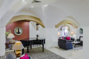 Гостиная зона в The Arkin Colony Hotel