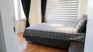 1 dormitorio con 1 cama con ventana y suelo de madera en Best Bosphorus View Entire 2 Bedroom Flat en Estambul