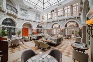 Гостиная зона в The Arkin Colony Hotel