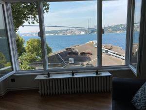 Habitación con ventana grande con vistas al agua. en Best Bosphorus View Entire 2 Bedroom Flat en Estambul
