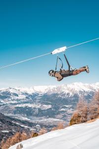 uma pessoa num teleférico de esqui na neve em Appartement les orres 1800 pied des pistes em Les Orres