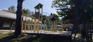 Children's play area sa LJ Cosy Lodge - Mobilhome
