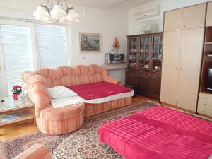 - un salon avec un canapé et une chaise dans l'établissement Guest House Tinka, à Starigrad-Paklenica