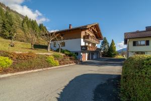 an empty road in front of a house at Appartements Spitzegel in Hermagor