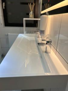 デュッセルドルフにあるMesse HV-2の白いテーブル(ガラスのカウンタートップ付)