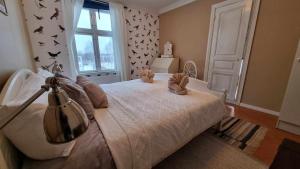 un dormitorio con una cama con animales de peluche en Herrgård en Jörn