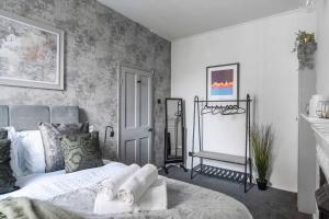 a bedroom with a bed with towels on it at Lovely apartment - Great Portland Street - LONDON ZOO - CENTRAL LOCATED in London