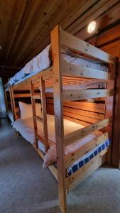 un grande letto a castello in legno in una cabina di Herrgård a Jörn