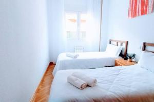 Un dormitorio con dos camas con sábanas blancas. en Manzanares Getaway, en Manzanares el Real 13 fotos más